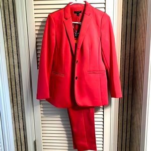 Pink ladies petite pant suit. Work once. Material is polyester and rayon.